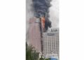 Incendio envuelve edificio de 42 pisos en China