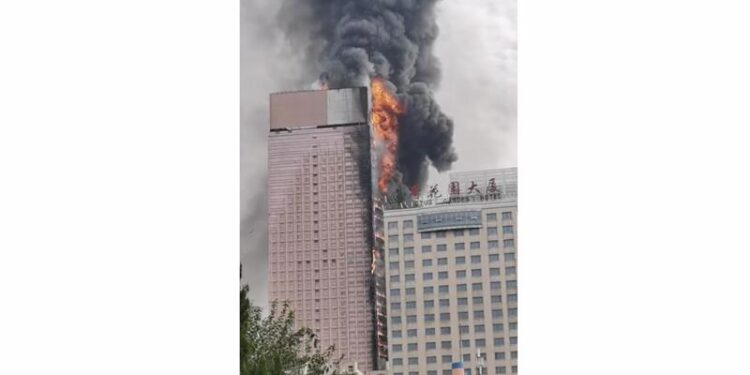 Incendio envuelve edificio de 42 pisos en China
