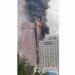 Incendio envuelve edificio de 42 pisos en China