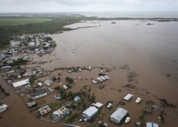 Fiona trae vientos huracanados a las Islas Turcas y Caicos
