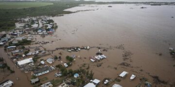 Fiona trae vientos huracanados a las Islas Turcas y Caicos
