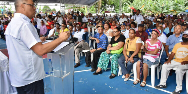 Gobierno inicia trabajos de titulación para entregar 15 mil títulos de propiedad en diversos sectores de SDE