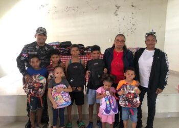 PN lleva alegría y sonrisas a 60 niños mediante entrega de útiles escolares en Santiago