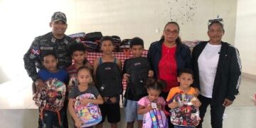 PN lleva alegría y sonrisas a 60 niños mediante entrega de útiles escolares en Santiago