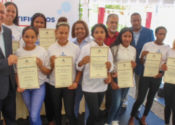 Centros Tecnológicos Comunitarios certifican a 670 jóvenes de la zona sur del país