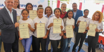 Centros Tecnológicos Comunitarios certifican a 670 jóvenes de la zona sur del país