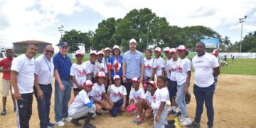 INDEX canaliza donaciones de útiles deportivos y escolares desde Miami hacia la comunidad de Bajos de Haina