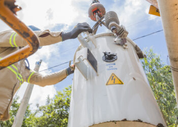 Edesur colocará 75 nuevos transformadores, decenas de luminarias y nuevas redes en Santa Rosa, Baní