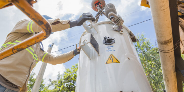 Edesur colocará 75 nuevos transformadores, decenas de luminarias y nuevas redes en Santa Rosa, Baní