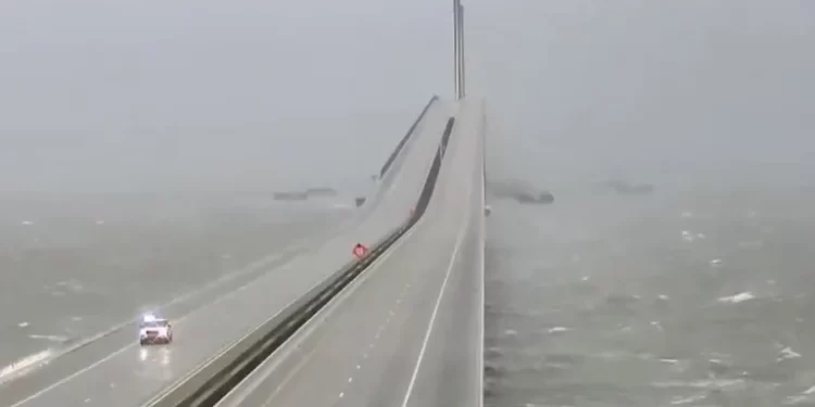 Más de 250 vuelos en los aeropuertos del sur de Florida han sido cancelados