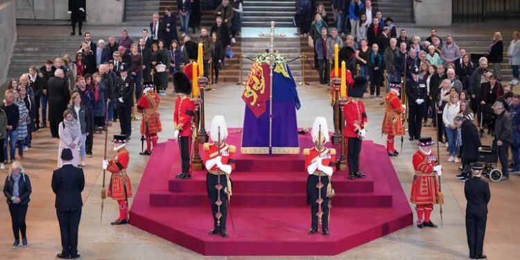 El Reino Unido le prohibió la entrada a la delegación oficial china a la capilla ardiente de Isabel II