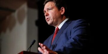 El gobernador Ron DeSantis confirmó al menos dos muertos tras el paso del huracán Ian por Florida