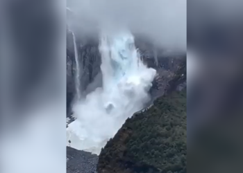 Altas temperaturas causan espectacular desprendimiento de un glaciar en Chile