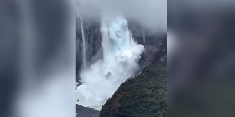 Altas temperaturas causan espectacular desprendimiento de un glaciar en Chile
