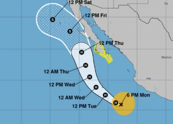 Kay se intensifica a huracán categoría 1 y amenaza a México con lluvias torrenciales