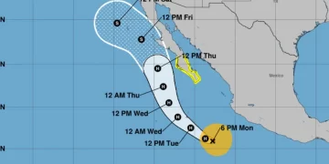Kay se intensifica a huracán categoría 1 y amenaza a México con lluvias torrenciales