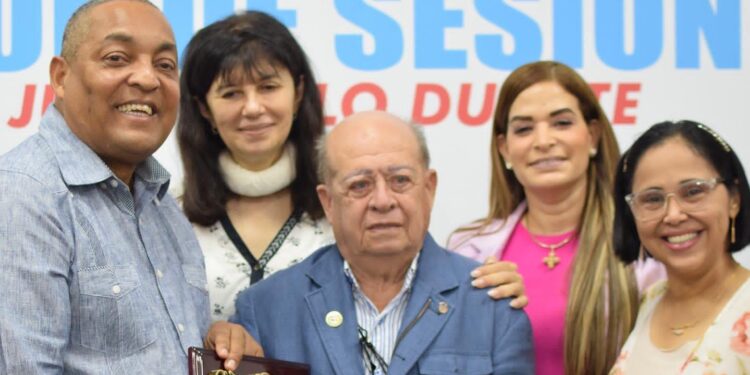 Alcalde José Andújar entrega la llave del municipio al médico especialista Gustavo Garcia Traversi
