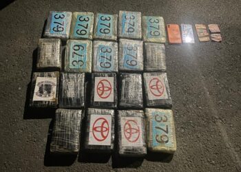 Arrestan dos con 19 paquetes presublimemente cocaína en Azua