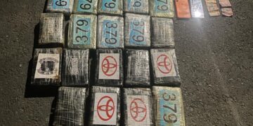 Arrestan dos con 19 paquetes presublimemente cocaína en Azua