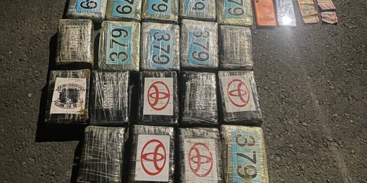 Arrestan dos con 19 paquetes presublimemente cocaína en Azua