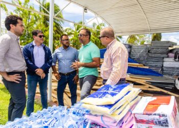 Diputados Fuerza del Pueblo asisten a cientos de familias desplazadas por huracán