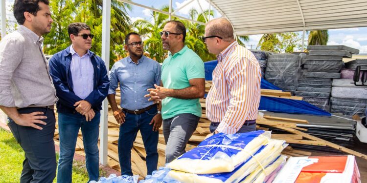 Diputados Fuerza del Pueblo asisten a cientos de familias desplazadas por huracán
