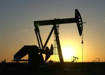 El precio del barril de petroleo cayó a menos de 84 dólares por primera vez desde la invasión rusa a Ucrania