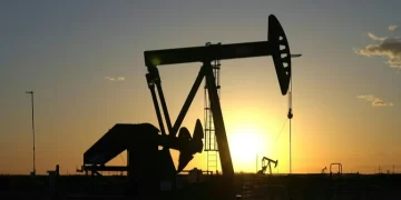 El precio del barril de petroleo cayó a menos de 84 dólares por primera vez desde la invasión rusa a Ucrania