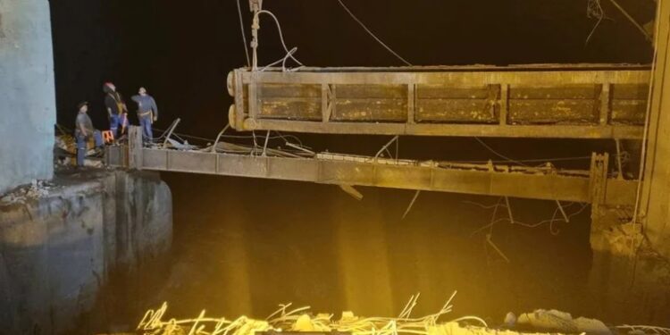 Rusia bombardeó una represa ucraniana y provocó la inundación de la ciudad natal de Zelensky