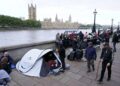 Miles de personas hacen fila en Londres para la capilla ardiente de Isabel II