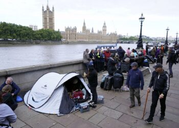 Miles de personas hacen fila en Londres para la capilla ardiente de Isabel II