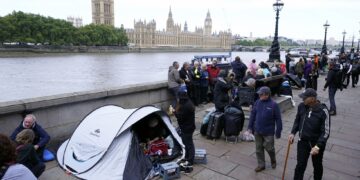 Miles de personas hacen fila en Londres para la capilla ardiente de Isabel II