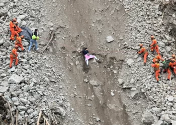 Ya son más de 74 muertos y 250 los lesionados luego del terremoto en el centro de China