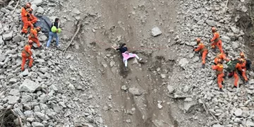 Ya son más de 74 muertos y 250 los lesionados luego del terremoto en el centro de China