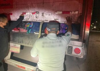 Hallan a 121 migrantes abandonados en un camión en el norte de México
