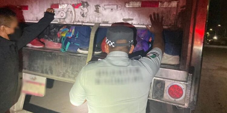 Hallan a 121 migrantes abandonados en un camión en el norte de México