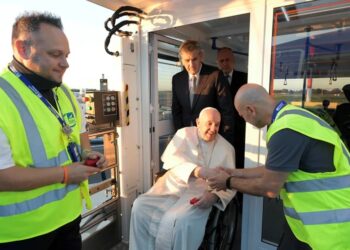 El papa Francisco llegó a Kazajistán para una visita de tres días