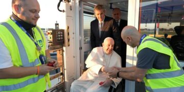 El papa Francisco llegó a Kazajistán para una visita de tres días