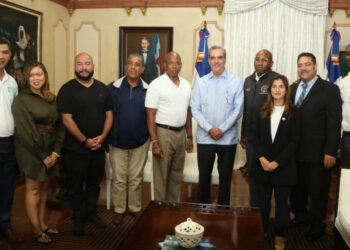 Presidente Abinader recibe comisión funcionarios de la ciudad de Nueva York