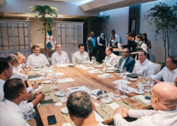 Presidente Abinader se reúne con representantes de líneas aéreas nacionales para convertir RD en hub aéreo