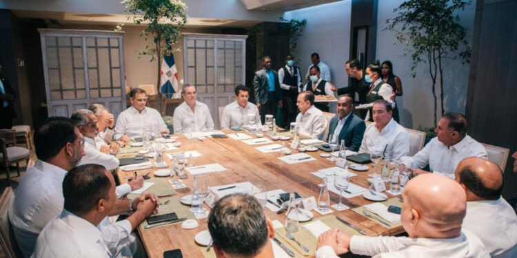 Presidente Abinader se reúne con representantes de líneas aéreas nacionales para convertir RD en hub aéreo