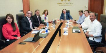 Valdez Albizu se reúne con ASONAHORES para evaluar el importante aporte del sector turístico