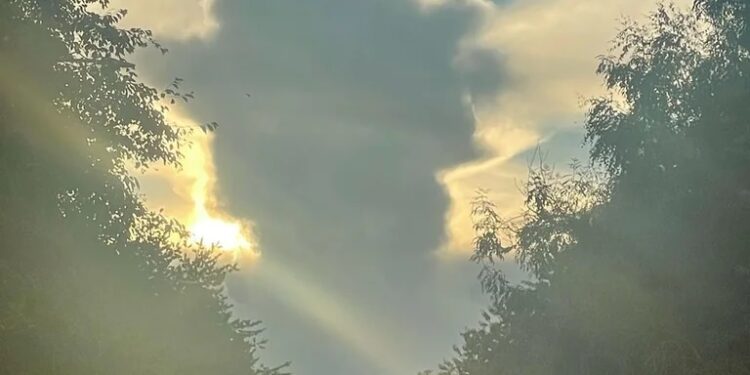 Apareció silueta de la reina Isabel II en el cielo minutos después de su muerte