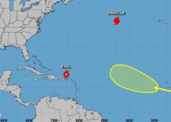 Tormentas Danielle y Earl siguen sus caminos sobre el Atlántico