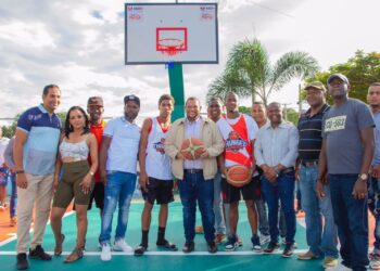 Alcalde Carlos Guzmán entrega cancha deportiva y parques