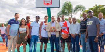 Alcalde Carlos Guzmán entrega cancha deportiva y parques