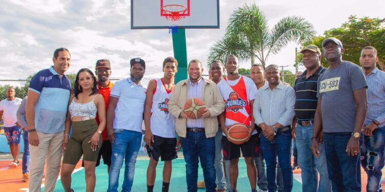 Alcalde Carlos Guzmán entrega cancha deportiva y parques