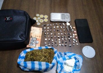 Policía apresa dos hombres a quienes ocupan 86 porciones de distintas sustancias narcóticas