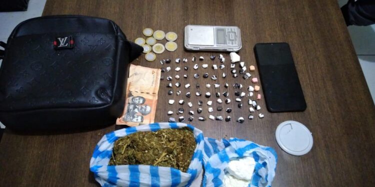 Policía apresa dos hombres a quienes ocupan 86 porciones de distintas sustancias narcóticas