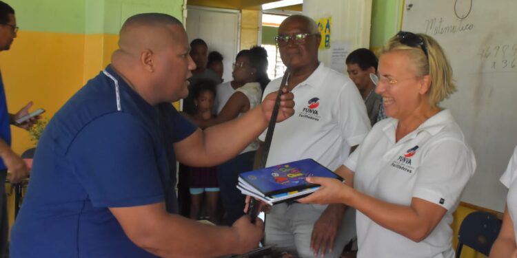 Funva colecta cientos de armas blancas durante intercambio por cuadernos en Guachupita
